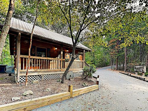 New Listing! Charming Cabin With Deck & Hot Tub Cabin