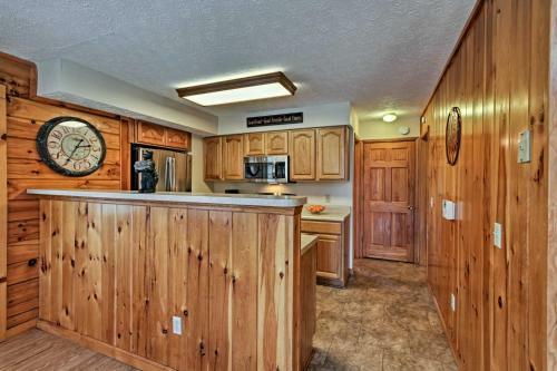 Sevierville Cabin With Hot Tub, Views And Pool Access!
