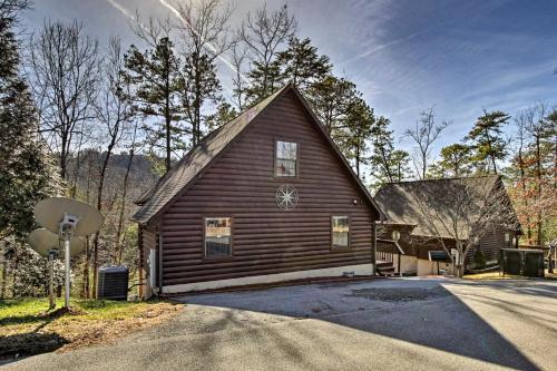 Sevierville Cabin With Hot Tub, Views And Pool Access!