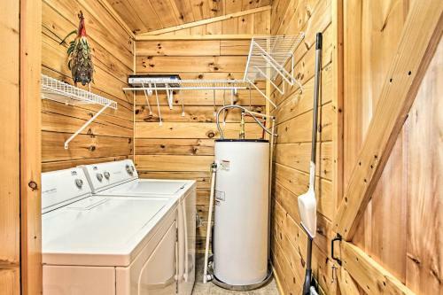 Quaint Sevierville Cabin With Hot Tub, Yard And 2 Decks