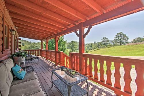 Quaint Sevierville Cabin With Hot Tub, Yard And 2 Decks