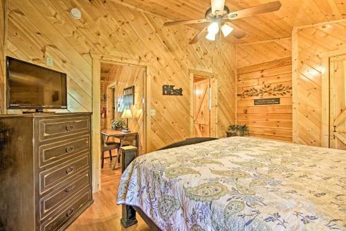 Quaint Sevierville Cabin With Hot Tub, Yard And 2 Decks