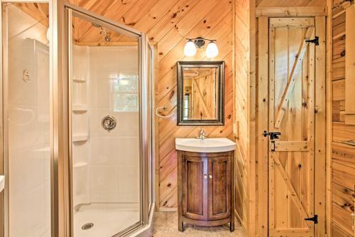 Quaint Sevierville Cabin With Hot Tub, Yard And 2 Decks