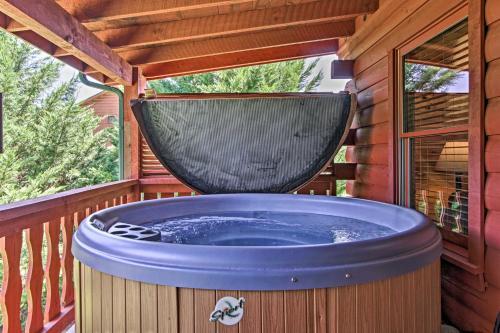 Quaint Sevierville Cabin With Hot Tub, Yard And 2 Decks