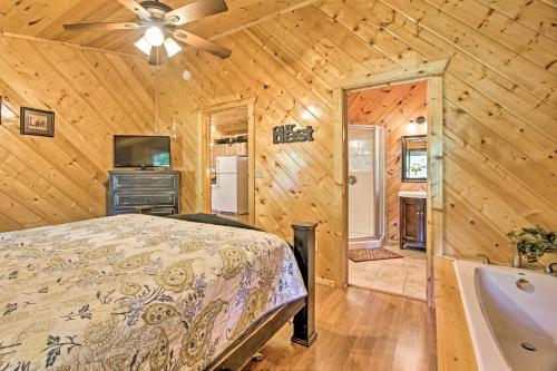 Quaint Sevierville Cabin With Hot Tub, Yard And 2 Decks