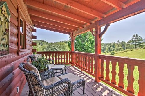 Quaint Sevierville Cabin With Hot Tub, Yard And 2 Decks