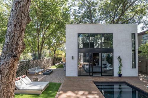 Contemporary Home In Downtown Austin