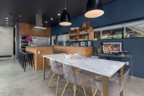 Contemporary Home In Downtown Austin