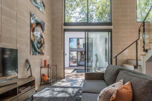 Contemporary Home In Downtown Austin