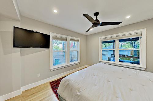 Lavish Escape - Firepit - 1 Block To Dining, Shops Home