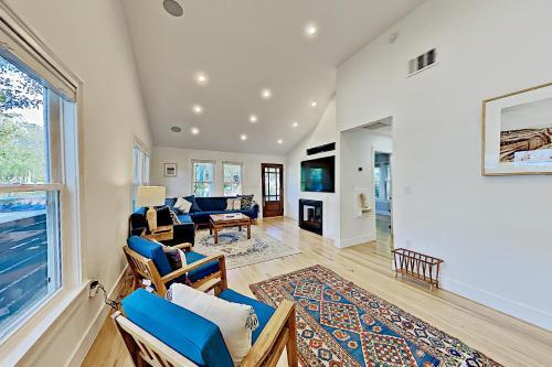 Lavish Escape - Firepit - 1 Block To Dining, Shops Home