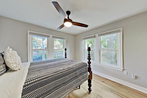 Lavish Escape - Firepit - 1 Block To Dining, Shops Home