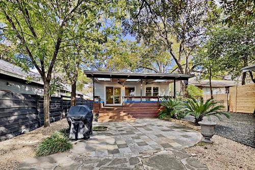 Lavish Escape - Firepit - 1 Block To Dining, Shops Home