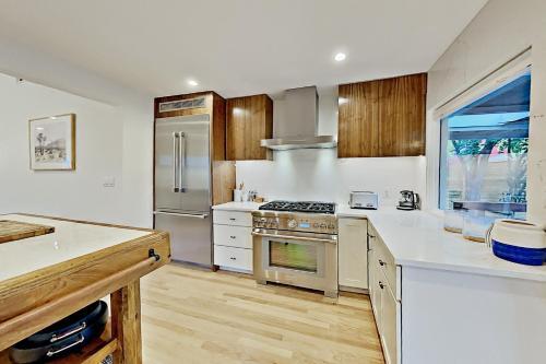 Lavish Escape - Firepit - 1 Block To Dining, Shops Home