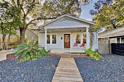 Lavish Escape - Firepit - 1 Block To Dining, Shops Home