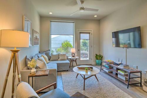 Apartamento Modern Chic Condo With Balcony And Pool, Walk To Downtown