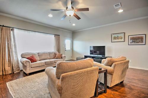 College Station Townhouse With Patio And Pool Access!