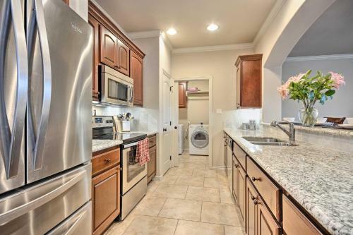 College Station Townhouse With Patio And Pool Access!