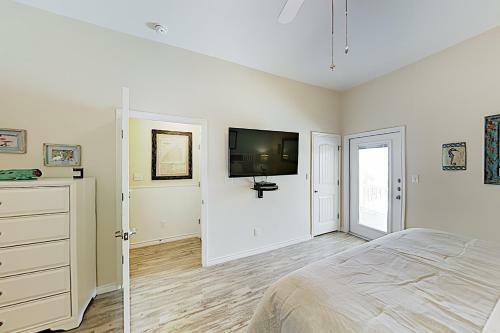 Poolside Beauty With Heated Pool - Steps To Beach Townhouse