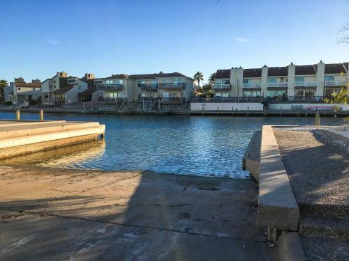 Apartamento Chic Canal-front Escape - Dock & Direct Bay Access Condo