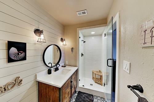 Apartamento Chic Canal-front Escape - Dock & Direct Bay Access Condo