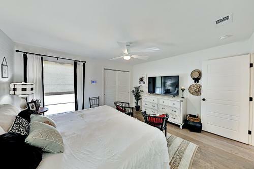 Apartamento Chic Canal-front Escape - Dock & Direct Bay Access Condo