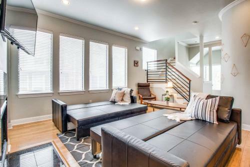 Grand Oak Lawn Town Home