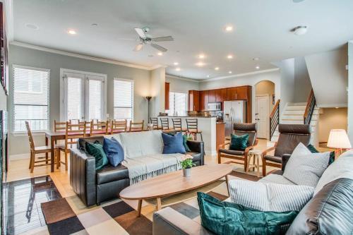 2 Unit Grand Oak Lawn House Perfect For Groups