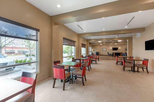 Hotel Comfort Inn & Suites