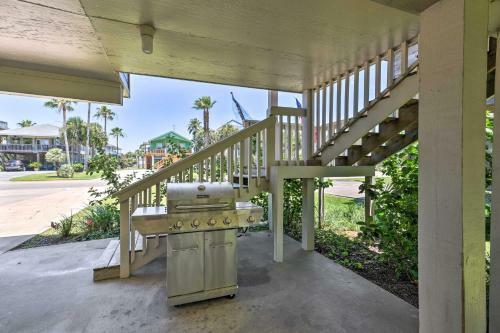 Cozy Galveston Home With Deck - Walk To The Beach!