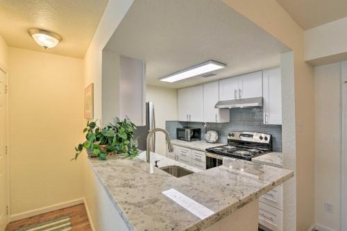 Apartamento Coastal Getaway With Pool Access - 1mi To Beach