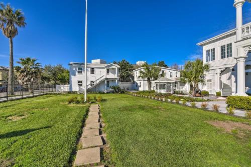 Historic Galveston Apartment - 1 Mi To Beach!