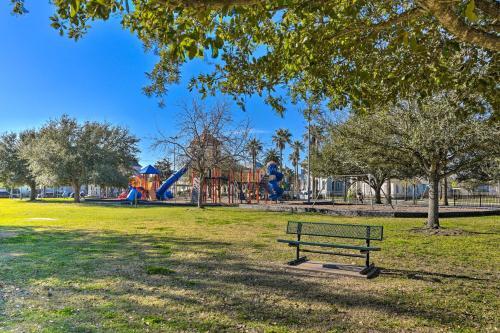 Historic Galveston Apartment - 1 Mi To Beach!