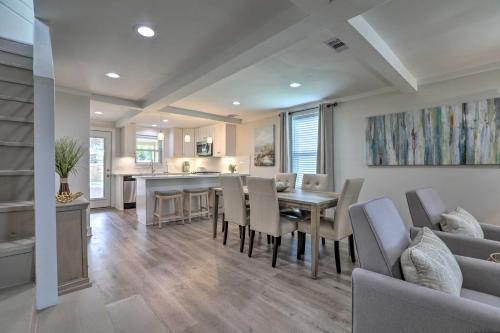 Dog-friendly Galveston Home - Walk To Beach!