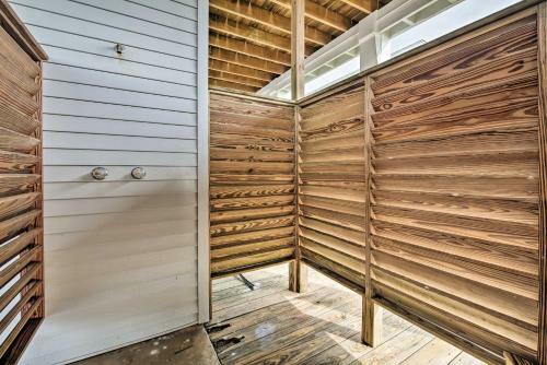 Beautiful Beachfront Galveston Home With Deck!