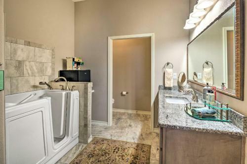 Pet-friendly Townhome About 2 Mi To Town Square!