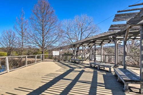 Pet-friendly Townhome About 2 Mi To Town Square!