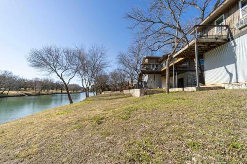 Riverfront Retreat 2 Blocks To Big Rocks Park