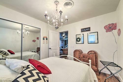 Chic Granbury Home 1 Block To Historic Dtwn!