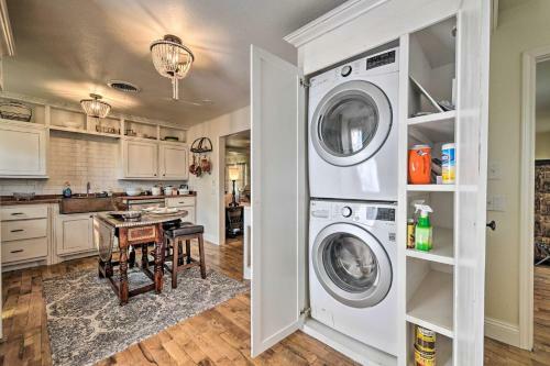 Chic Granbury Home 1 Block To Historic Dtwn!