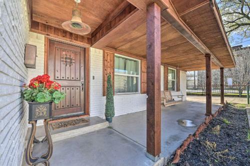 Chic Granbury Home 1 Block To Historic Dtwn!