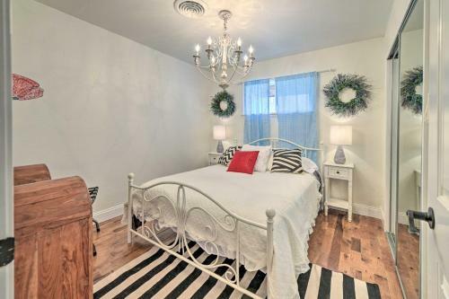 Chic Granbury Home 1 Block To Historic Dtwn!