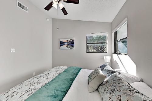 Updated Hill Country Gem - Walk To Lake & Dining Home