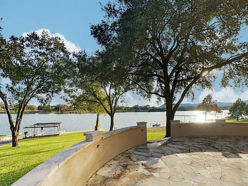 New Listing! Lakefront Beauty With Boat Launch Home