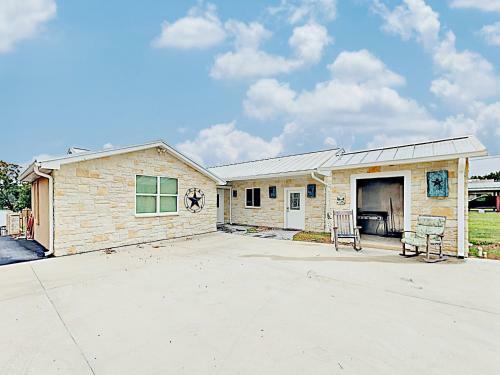 New Listing! Lakefront Beauty With Boat Launch Home