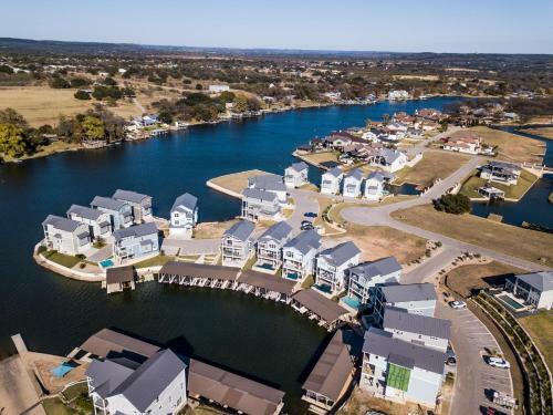 Lakeside Property With Temperature Control Pool On Lake Lbj