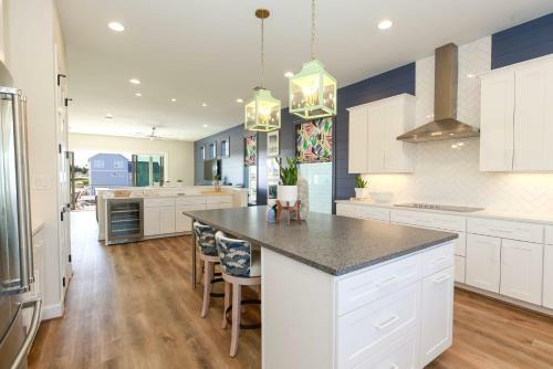 Lakeside Property With Temperature Control Pool On Lake Lbj