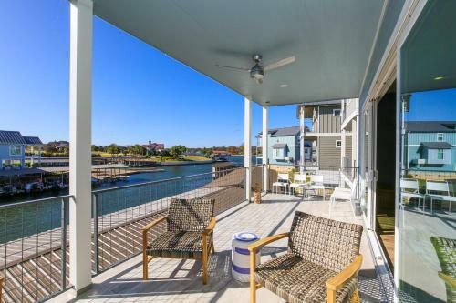 Lakeside Property With Temperature Control Pool On Lake Lbj