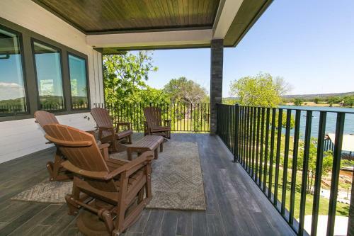 Wake & Roll - Loma Linda Luxury Lakeside Getaway
