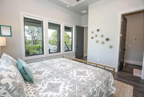 Wake & Roll - Loma Linda Luxury Lakeside Getaway